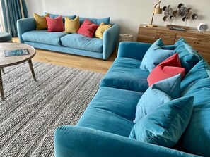 Smart-TV, Bücher, Stereoanlage