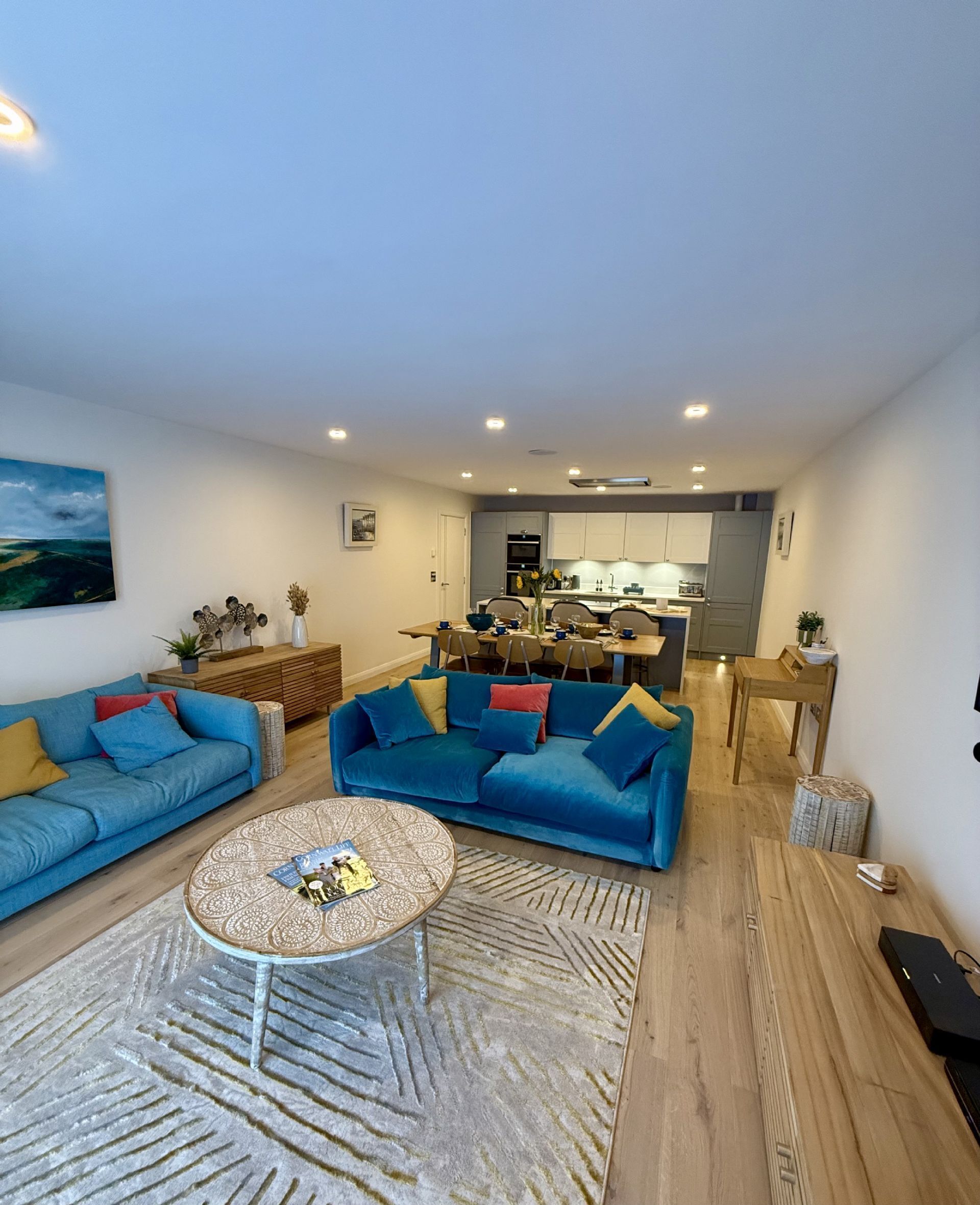 Smart-TV, bøker og stereoanlegg