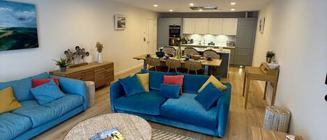 Smart-TV, bøker og stereoanlegg