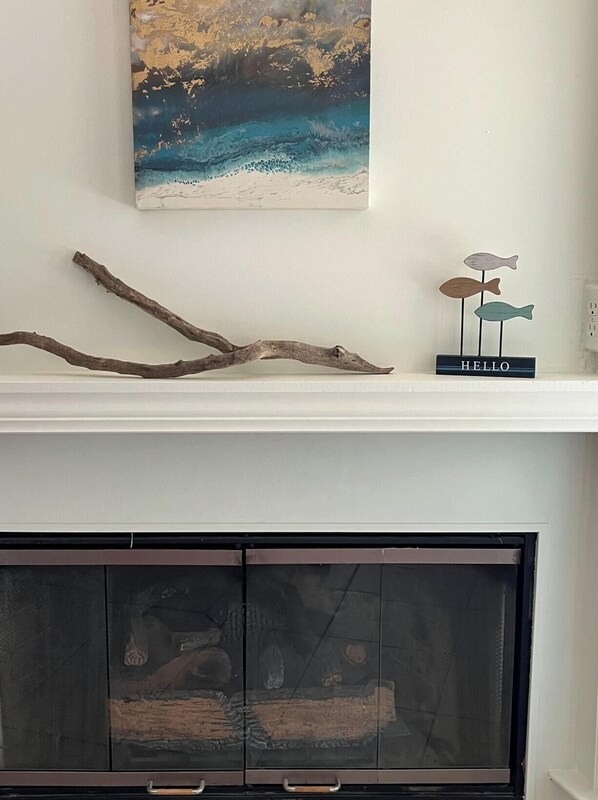 Interior - Waterfront Lake House, sleeps 9, private boat dock, 1 mile from West Bay Marina (Azle)