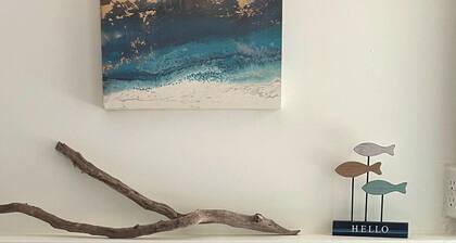 Waterfront Lake House, sleeps 9, private boat dock, 1 mile from West Bay Marina