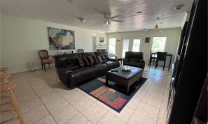 Living area - Waterfront Lake House, sleeps 9, private boat dock, 1 mile from West Bay Marina (Azle)