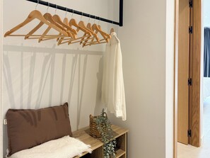 Bar mini, peti besi dalam bilik, meja, seterika/papan seterika