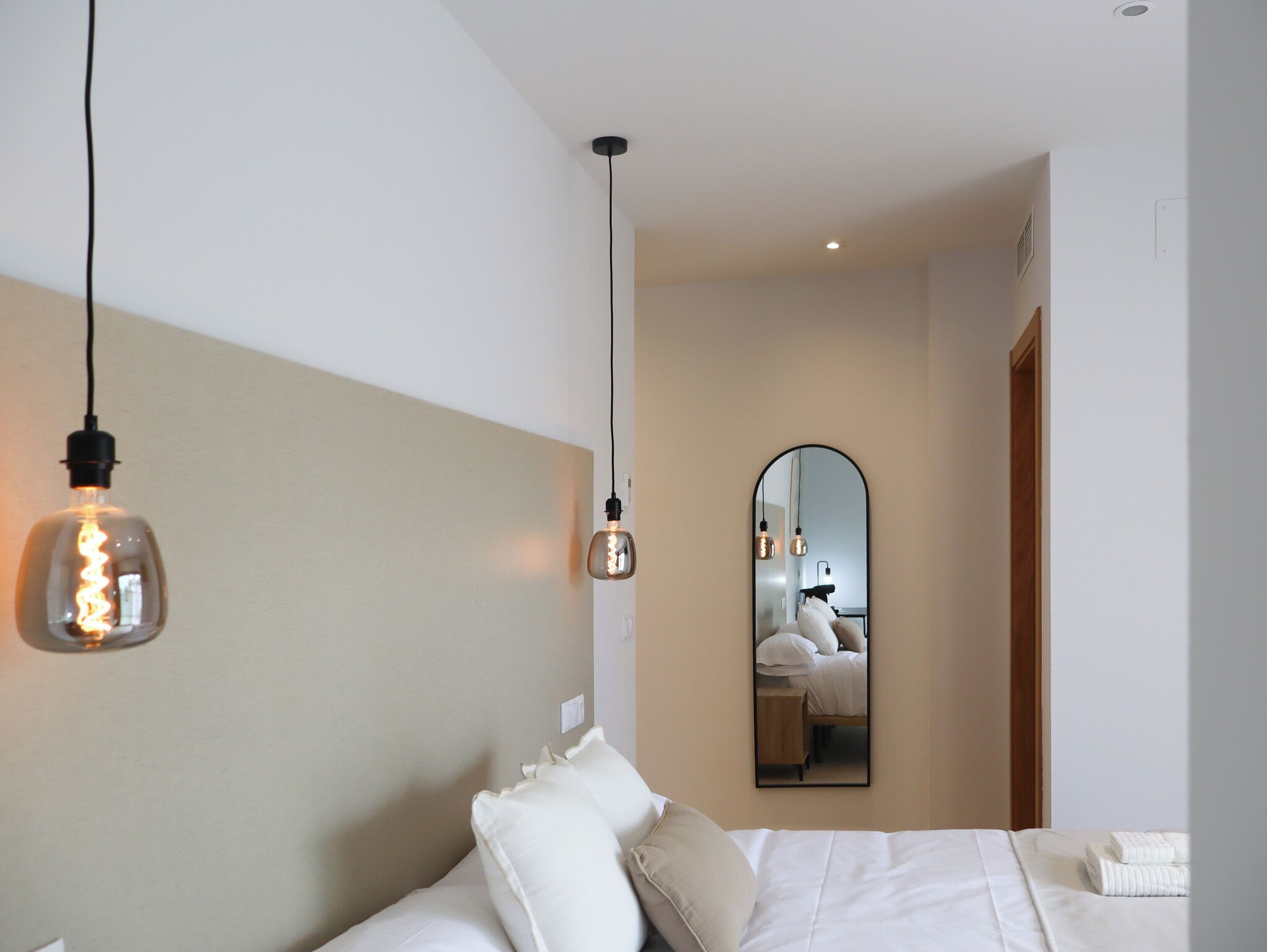 Habitación Deluxe doble | Minibar, caja fuerte, escritorio y tabla de planchar con plancha