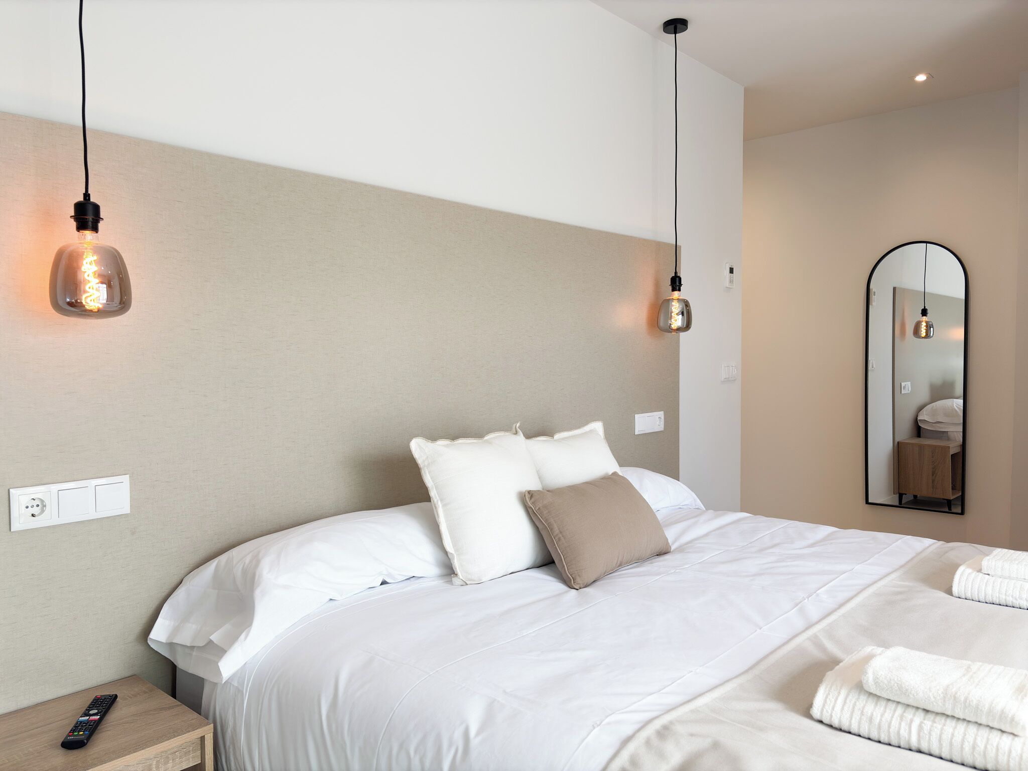 Deluxe Double Room | Minibar, in-room safe, desk, iron/ironing board