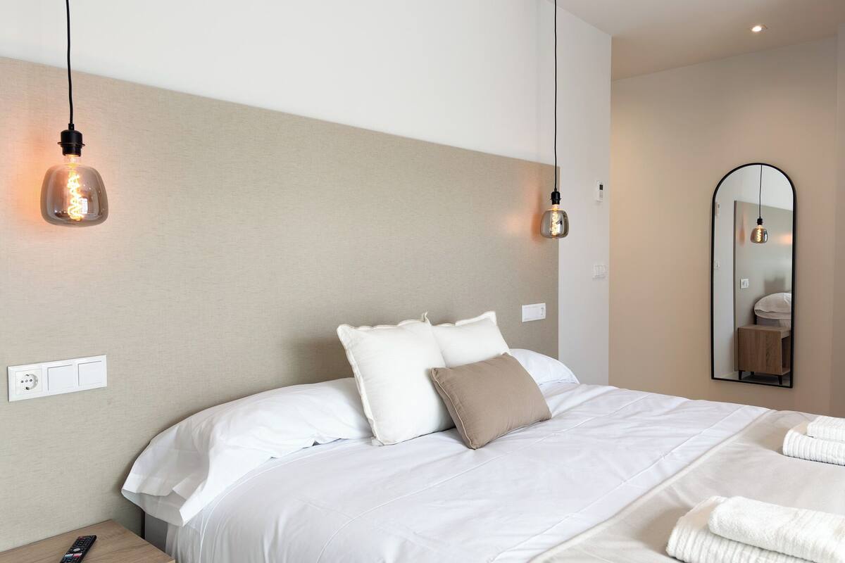 豪華雙人房 | 房內夾萬、書桌、熨斗/熨衫板、免費 Wi-Fi