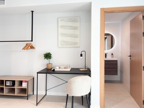 غرفة ديلوكس مزدوجة | خزنة داخل الغرفة ومكتب ومكواة/لوح كي وواي فاي مجانًا