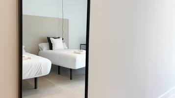 Habitación con 2 camas individuales | Caja fuerte, escritorio, tabla de planchar con plancha y wifi gratis