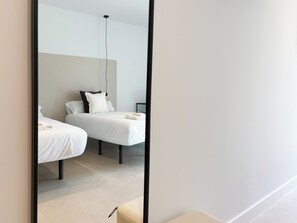 غرفة لفردين | خزنة داخل الغرفة ومكتب ومكواة/لوح كي وواي فاي مجانًا