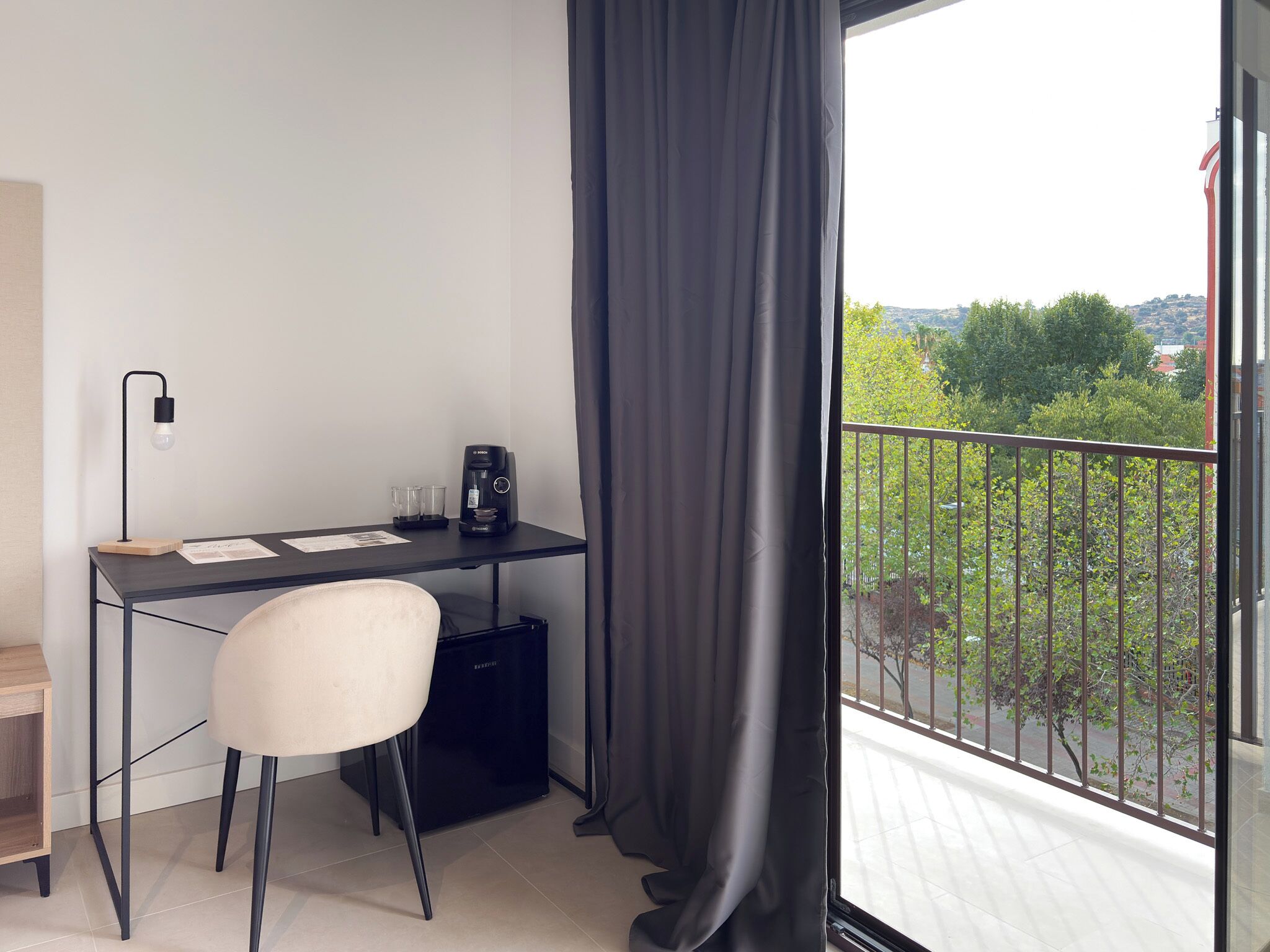 Minibar, caixa forta a l'habitació i escriptori 