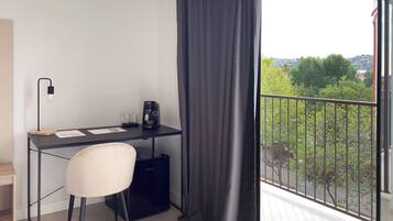 Een minibar, een kluis op de kamer, een bureau