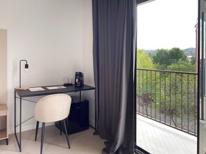 Bar mini, peti besi dalam bilik, meja, seterika/papan seterika