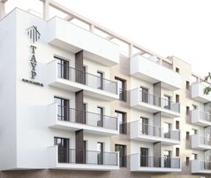 Un edificio moderno de varios pisos con balcones, un logotipo destacado y un diseño arquitectónico limpio.