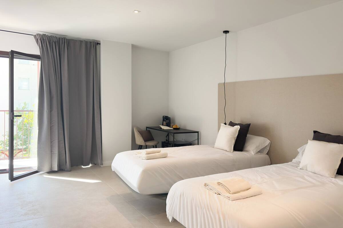 雙床房 | 房內夾萬、書桌、熨斗/熨衫板、免費 Wi-Fi