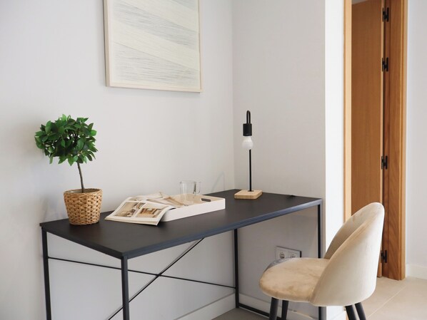 غرفة ديلوكس مزدوجة | خزنة داخل الغرفة ومكتب ومكواة/لوح كي وواي فاي مجانًا