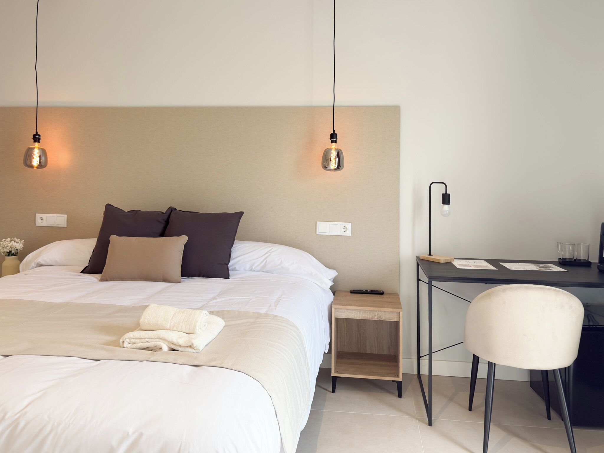 Minibar, caixa forta a l'habitació i escriptori 