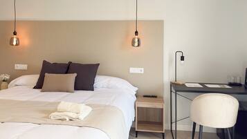 Een minibar, een kluis op de kamer, een bureau