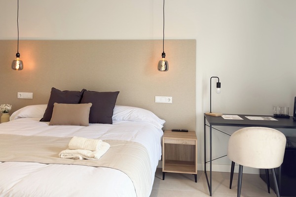 Minibar, caja de seguridad en la habitación y escritorio