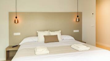 Phòng đôi Deluxe | Minibar, két bảo mật tại phòng, bàn, phòng cách âm