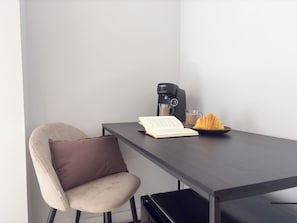 Bar mini, peti besi dalam bilik, meja, seterika/papan seterika