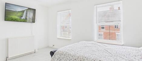 3 bedrooms, desk, iron/ironing board, WiFi