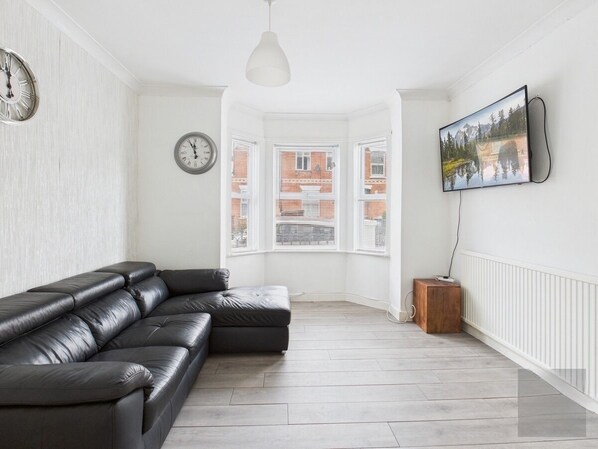 Smart TV, music library, computer monitors, printers - Lovely 3-bedroom house in Reading for a delightful stay (Reading)