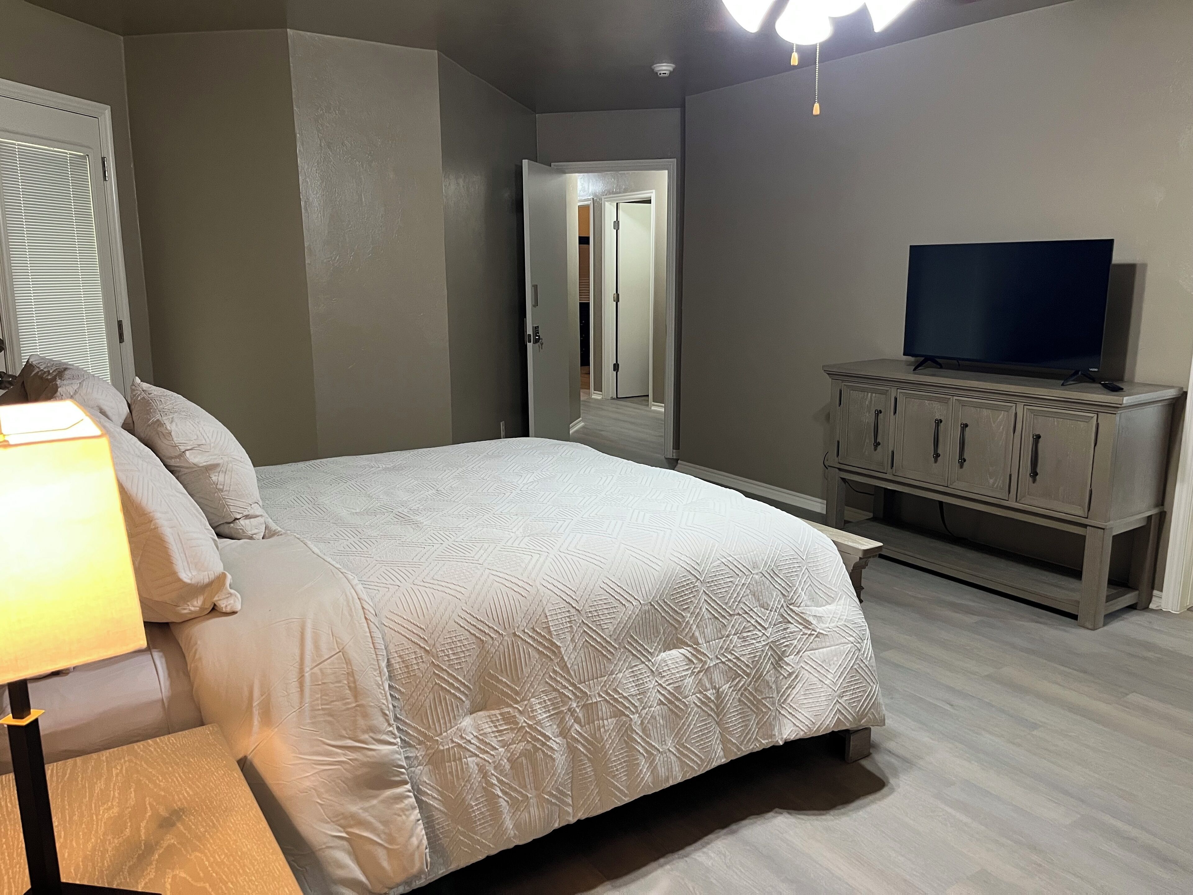 3 多间卧室、上网接入、床单