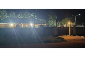 المنطقة المحيطة بالمنشأة