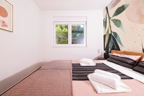 2 quartos, cofres nos quartos, escrivaninha