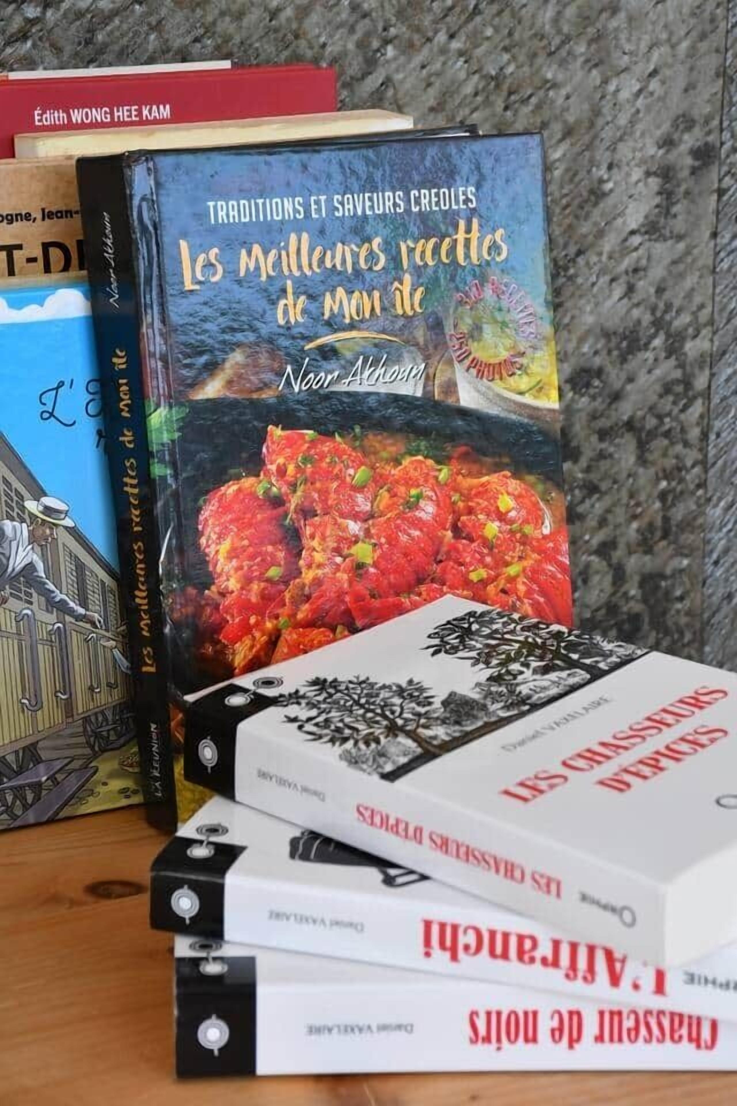 En samling böcker på en hylla, inklusive titlar som handlar om mat och matlagning.
