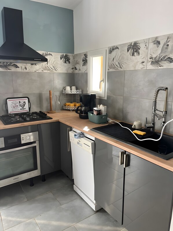 Kühlschrank, Mikrowelle, Ofen, Herdplatte