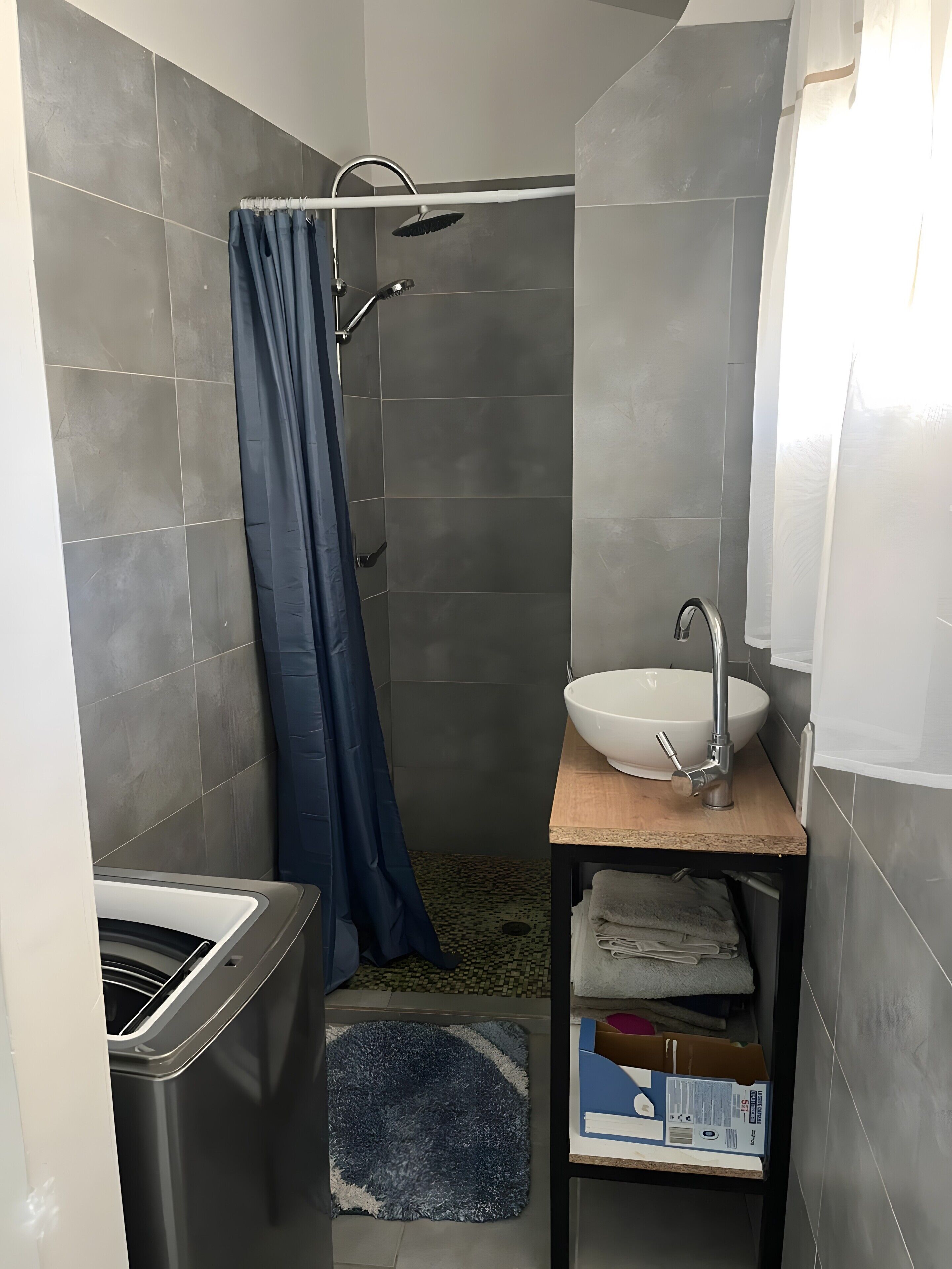 Dusche, kostenlose Toilettenartikel, Handtücher