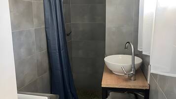 Dusche, kostenlose Toilettenartikel, Handtücher