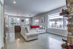 TV, fireplace - Montagnard | Tavata Chalets | Valinouët (Saint-David-de-Falardeau)