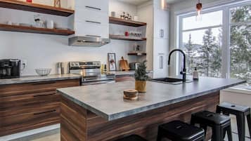 Frigorifero, microonde, forno, piano cottura