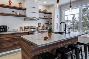 Réfrigérateur, four à micro-ondes, un four, surface de cuisson