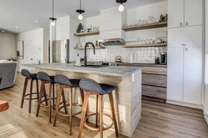 Kühlschrank, Geschirrspüler, Wasserkocher mit Kaffee-/Teezubehör