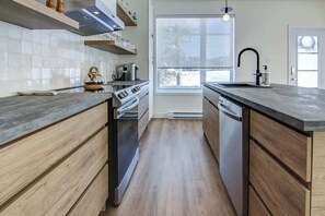 ثلاجة، غسالة أطباق، ماكينة لصنع القهوة/الشاي، مستلزمات طهي/أطباق/أوعية