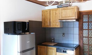 Mikrowelle, Geschirrspüler, Wasserkocher mit Kaffee-/Teezubehör