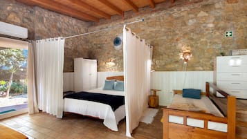 Tabla de planchar con plancha, wifi y ropa de cama