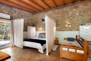 Tabla de planchar con plancha, wifi y ropa de cama 