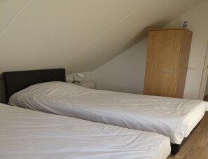 Bungalow - Spacious 10-person Villa in Quiet Holiday Park (Baarle-Nassau)