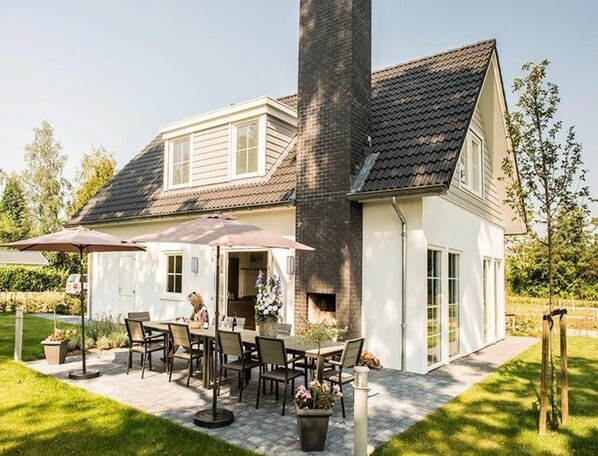 Bungalow | Outdoor dining - Spacious 10-person Villa in Quiet Holiday Park (Baarle-Nassau)