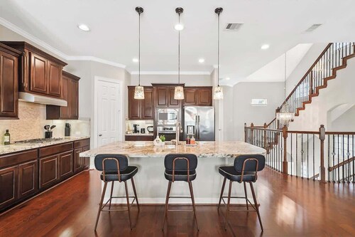 Luxe 5BDR Retreat Gated, Fire Pit, BBQ, Wi-fi