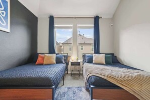 Tabla de planchar con plancha, cuna de viaje, wifi y ropa de cama