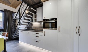 Kühlschrank, Geschirrspüler, Kochgeschirr/Geschirr/Besteck