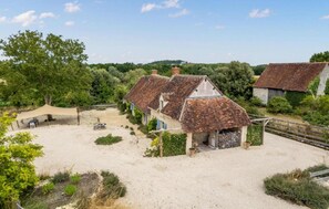 Exterior - Spacious Holiday Farm in the Loire Valley (Palluau-sur-Indre)