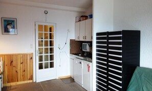 Kühlschrank, Mikrowelle, Geschirrspüler, Kochgeschirr/Geschirr/Besteck