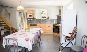 Oven, dishwasher, highchair, cookware/dishes/utensils - Gite de France for 6 People (Pierrefiche)