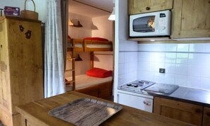 Kjøleskap, mikrobølgeovn, oppvaskmaskin og kaffetrakter/tekoker